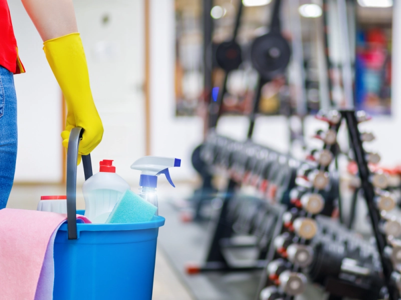 Fotografía de Limpieza Gimnasio Profesional - Utilizando Procedimiento de Limpieza de Gimnasio